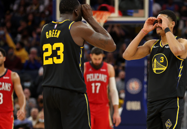 NBA 更新：金州勇士队的凯文鲁尼在对阵新奥尔良鹈鹕队的比赛中突破上篮。